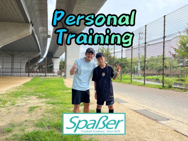 .
【ジュニア】
《パーソナルトレーニング》

今回は前回トレーニングしたロングキックとインステップシュートの振り返りとターンの練習を主に行いました✨

キックは前回と比べるととても良くなり、シュートもアドバイスした後は強さもコースも良くなりました⚽️

ターンはマークされた状況でも相手をはがせるワンフェイクを入れたターンをトレーニングしました⚽️

短時間でも急成長🔥💪😊

パーソナルトレーニングは、所属チームの練習ではなかなか細かく指導してもらえない事をきめ細やかにアドバイスすることができ、短時間でも成長する事ができます！
このパーソナルトレーニングの成果が活かされ、所属チームでのご活躍を願っています♪

サッカーを学びたい方、レベルアップしたい方は、是非シュパーサーのパーソナルトレーニングで成長しましょう！
マンツーマンはもちろん、お友達を誘ってのグループトレーニングも可能です！

SpaBer Football Academyのパーソナルトレーニングは、小学生から大人までの幅広い世代を対象に、初心者の方や女性の方でも受けて頂けます！
練習場所は、ご自宅のお近くまでお伺いさせて頂きます！(交通費は別途必要)
ご興味のある方は、お気軽にお問い合わせ下さい！

#SpaßerFootballAcademy
#シュパーサーフットボールアカデミー 
#シュパーサー
#サッカー
#サッカースクール 
#サッカーパーソナルトレーニング
#パーソナルトレーニング
#サッカー個人レッスン
#マンツーマンレッスン　
#ロングキック
#ロングパス 
#インステップシュート 
#インステップキック 
#1vs1 
#サッカー練習 
#サッカー練習メニュー 
#ジュニアサッカー
#サッカー少年
#女子サッカー
#サッカー女子 
#サッカーママ
#サカママ 
#大阪
#大阪市北区
#長柄東公園 
#枚方市
#枚方
#ヒロフットサルフィールド 
#交野市 
#交野